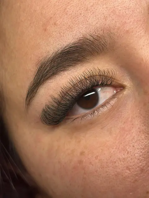 Extensiones de pestañas de aspecto natural con ceja diseñada