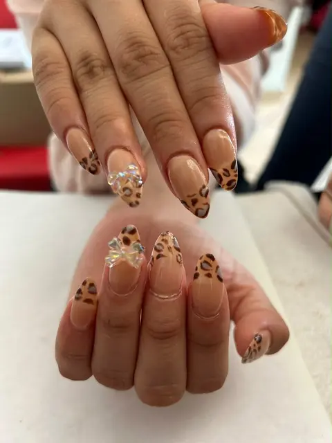 Uñas nude con diseño animal print